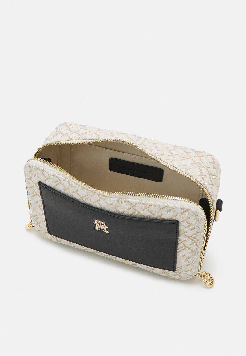 TOMMY HILFIGER DISTINCT CROSSBODY BAG - Crown Store